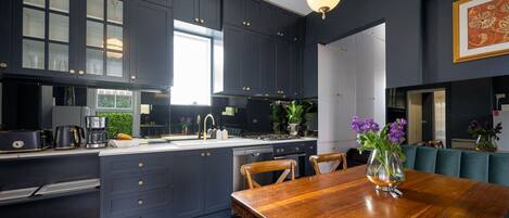 Fridge, oven, stovetop, dishwasher