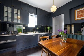 Fridge, oven, stovetop, dishwasher