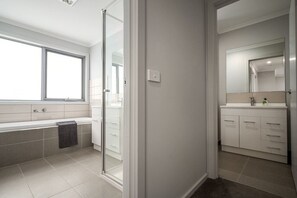 Hair dryer - Charming & Modern Mountain View Townhouse (Boronia)