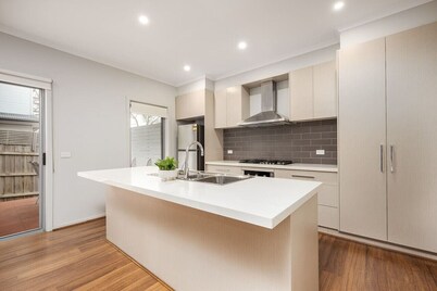 Charming & Modern Mountain View Townhouse