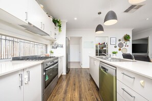 ثلاجة، ميكروويف، فرن، موقد طهي مسطح