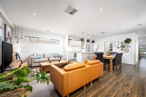 TV - Modern Family Friendly Retreat Home with Sunroom (Clyde North)