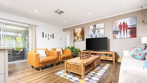 TV - Modern Family Friendly Retreat Home with Sunroom (Clyde North)