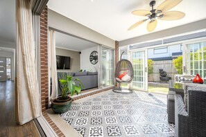 TV - Modern Family Friendly Retreat Home with Sunroom (Clyde North)