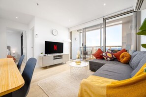 TV, ping pong - Luxe Flemington Cityscape views Pool Gym Parking (Kensington)