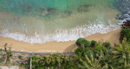 Charming Blue Chalet with WiFi and AC in superb Ahangama with Kitchennette