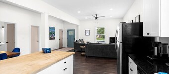 Cozy Artsy Home in West GVL + Pet Friendly + Desk