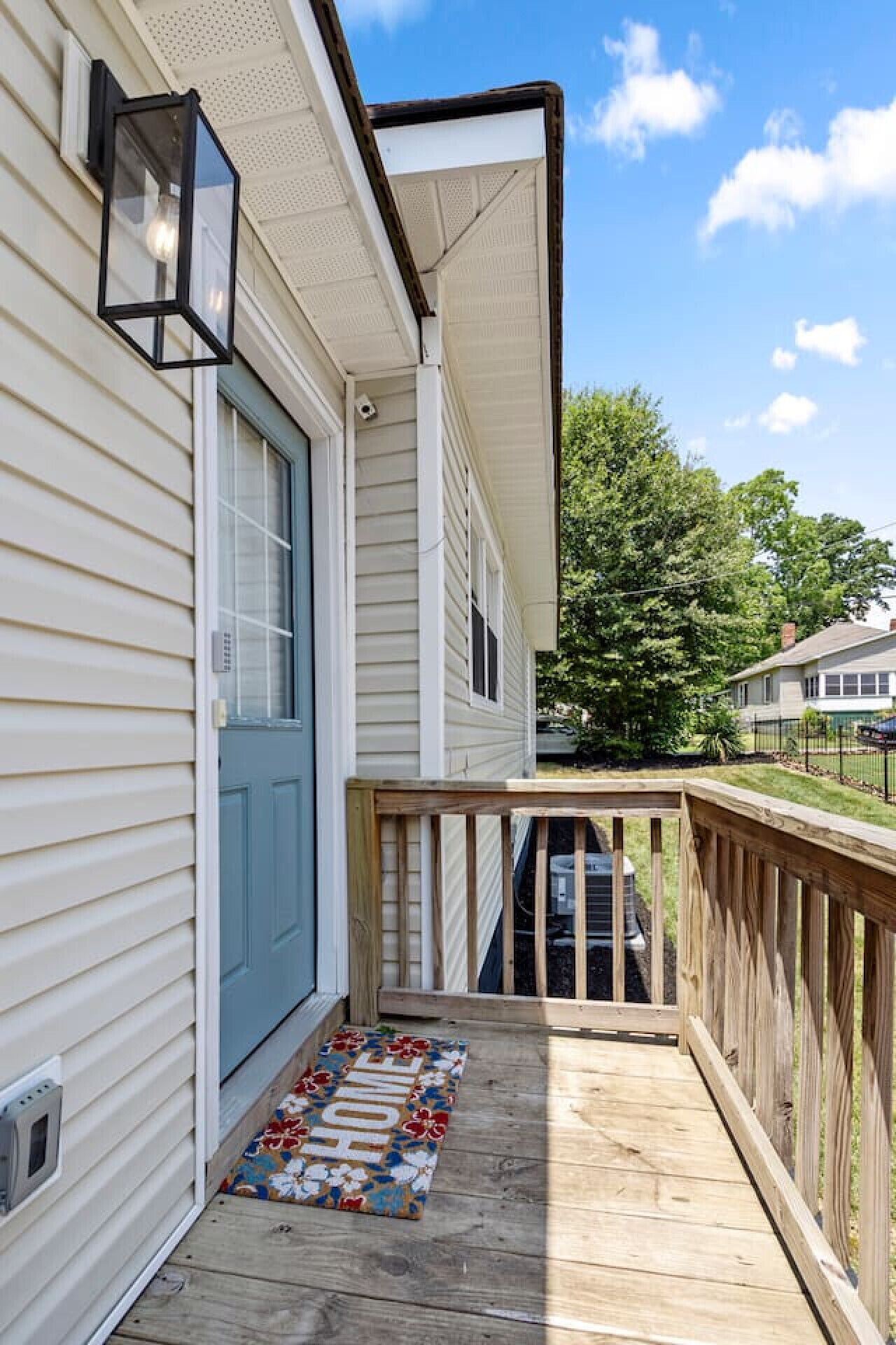 Next to the driveway we have our main entrance to the home. Our Bluetooth smartlock guarantees a unique code for every guest with an autolock feature after 30 seconds in case you`re in a hurry for your next adventure