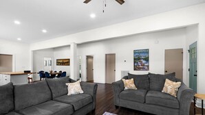 Smart TV, books, offices - Cozy Artsy Home in West GVL + Pet Friendly + Desk (Greenville)