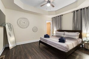 3 habitaciones, escritorio y tabla de planchar con plancha 