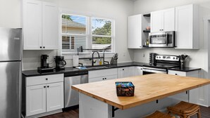 Coffee/tea maker, fridge, microwave, oven - Cozy Artsy Home in West GVL + Pet Friendly + Desk (Greenville)
