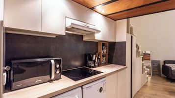 Jääkaappi, mikroaaltouuni, liesi, kahvin-/teenkeitin