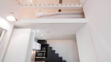 Een koelkast, een microgolfoven, een kookplaat