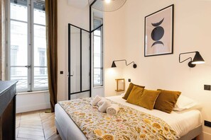 3 bedrooms, iron/ironing board, internet, bed sheets