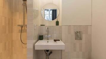 Een douche, een haardroger, handdoeken