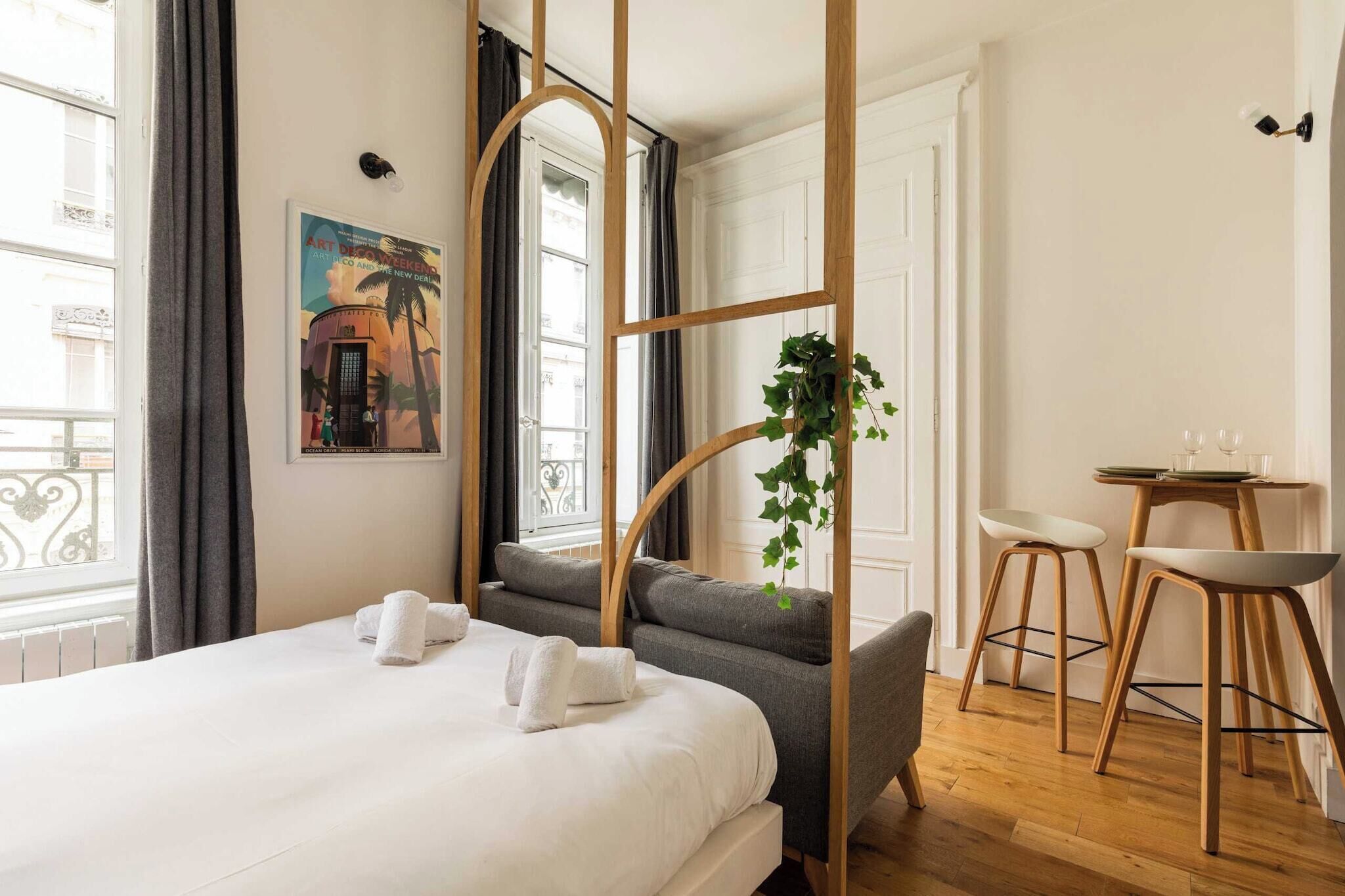 Tabla de planchar con plancha, wifi gratis y ropa de cama 