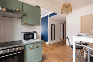 Fridge, microwave, oven, stovetop