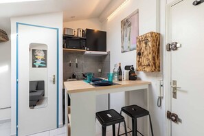 Réfrigérateur, micro-ondes, plaque de cuisson, cafetiÚre/bouilloire