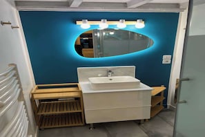 Een douche, een haardroger, handdoeken