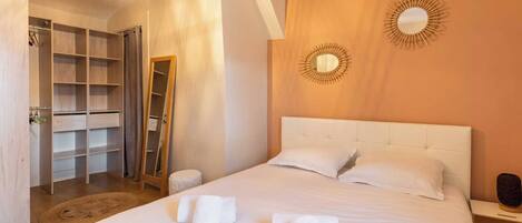 1 habitación, tabla de planchar con plancha, internet y ropa de cama
