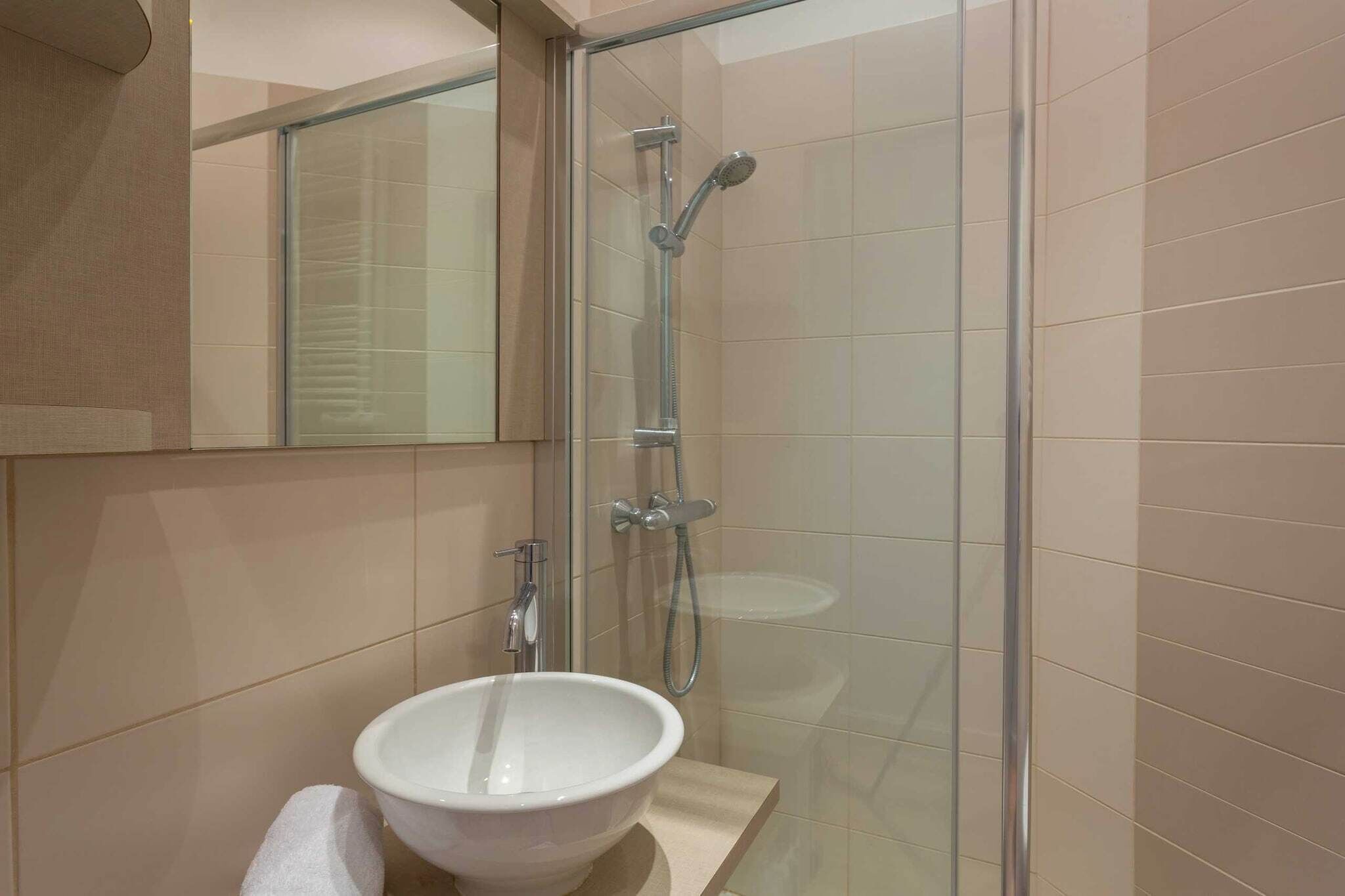 Douche, sèche-cheveux, serviettes fournies