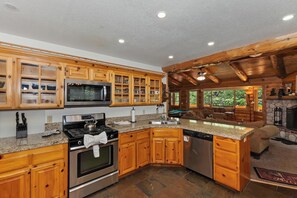 ميكروويف، غسالة أطباق، ماكينة لصنع القهوة/الشاي، محمصة خبز