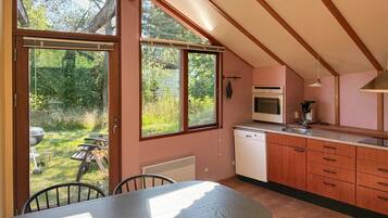 Fridge, stovetop, dishwasher, coffee/tea maker