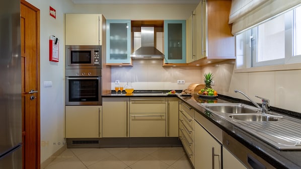 Køleskab, mikrobølgeovn, ovn, kogeplade