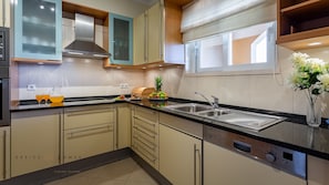 Køleskab, mikrobølgeovn, ovn, kogeplade