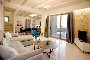 Villa, vista al mar | Área de sala de estar | Smart TV de 40 pulgadas con canales vía satélite