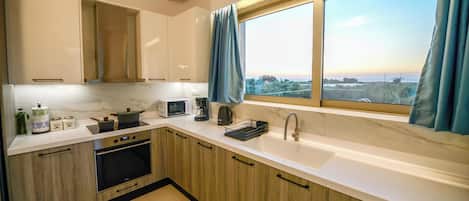 Villa, vue sur la mer | Cuisine privée | Réfrigérateur grande capacité avec congélateur, four à micro-ondes