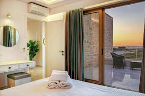 Villa, vista al mar | Cortinas blackout, tabla de planchar con plancha y cunas gratuitas