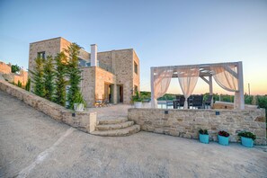 Front of property - Koukis Villa With Sea View (Kissamos)