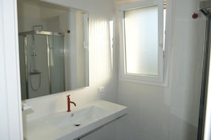 Dusche, Haartrockner, Bidet, Handtücher
