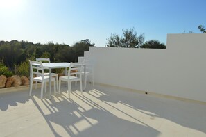 Outdoor dining - Lavender studio apartment, nestled in the sand dunes, 20m from the beach. (Monaco Mirante)
