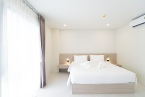Escritorio, cortinas blackout y tabla de planchar con plancha 