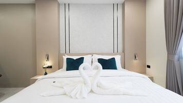 Escritorio, cortinas blackout y tabla de planchar con plancha
