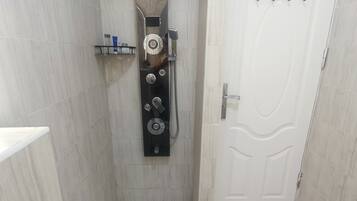 Secadora de cabello, toallas, jabón, papel de baño