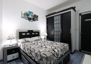 Een strijkplank/strijkijzer, wifi, beddengoed