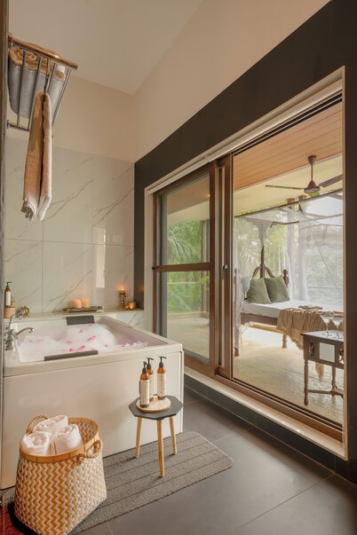 Amrao - A Lindsay Manor  4 BHK with Pool and Jacuzzi
