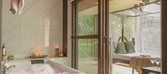 Amrao - A Lindsay Manor 4 BHK with Pool and Jacuzzi
