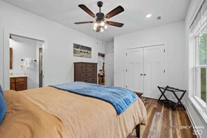 Tabla de planchar con plancha, wifi y ropa de cama