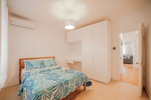 2 bedrooms, iron/ironing board, WiFi