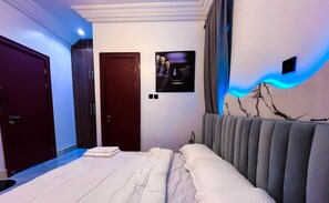 3 chambres, fer et planche à repasser, Wi-Fi, draps fournis