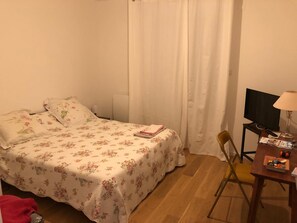 1 chambre, fer et planche à repasser, draps fournis