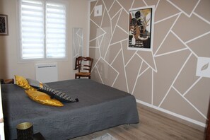 1 quarto, ferros/tábuas de passar roupa