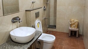 Un baño con dos lavamanos, un inodoro y una ducha.