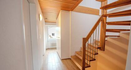Mid-terrace house with three rooms, bathroom, guest toilet and kitchen for rent