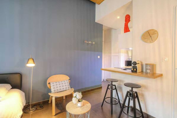 1 chambre, fer et planche à repasser, draps fournis