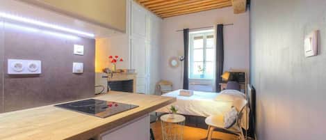 1 bedroom, bed sheets